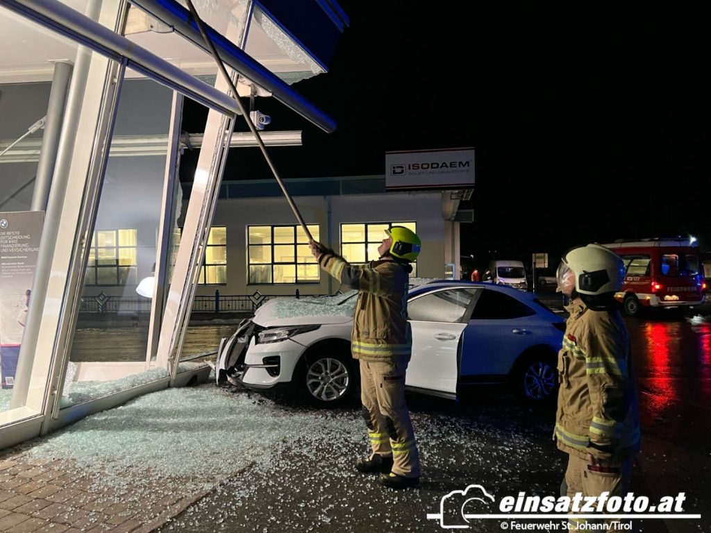 Lkw Und Pkw Aufgrund Glatteis Gegen Geb Ude Gekracht St Johann Tirol