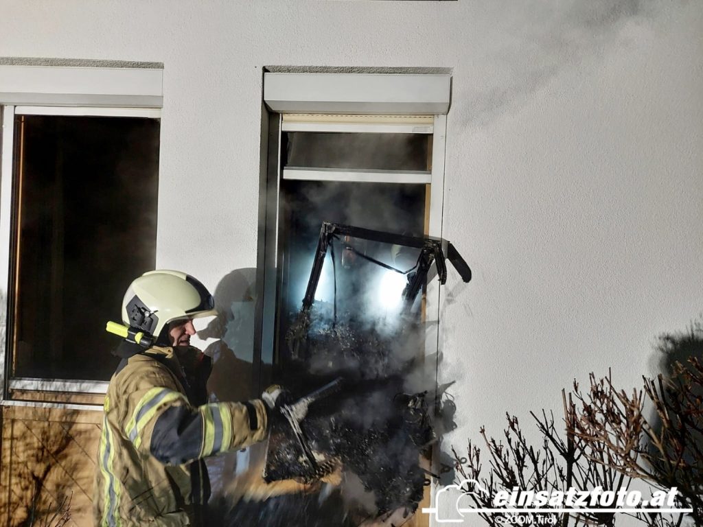 Drucker L Ste Wohnungsbrand Aus St Johann Tirol Einsatzfoto At