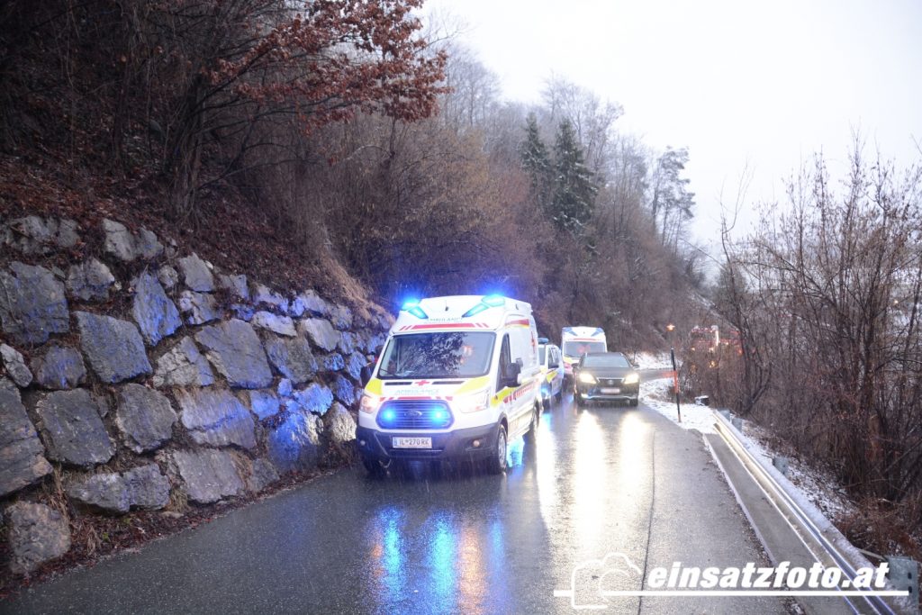 Zwei Verletzte Bei Verkehrsunfall In Kirchbichl | Einsatzfoto.at