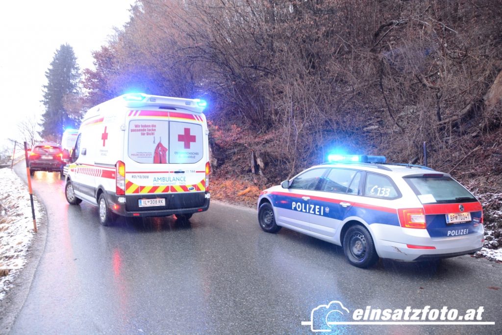 Zwei Verletzte bei Verkehrsunfall in Kirchbichl | einsatzfoto.at